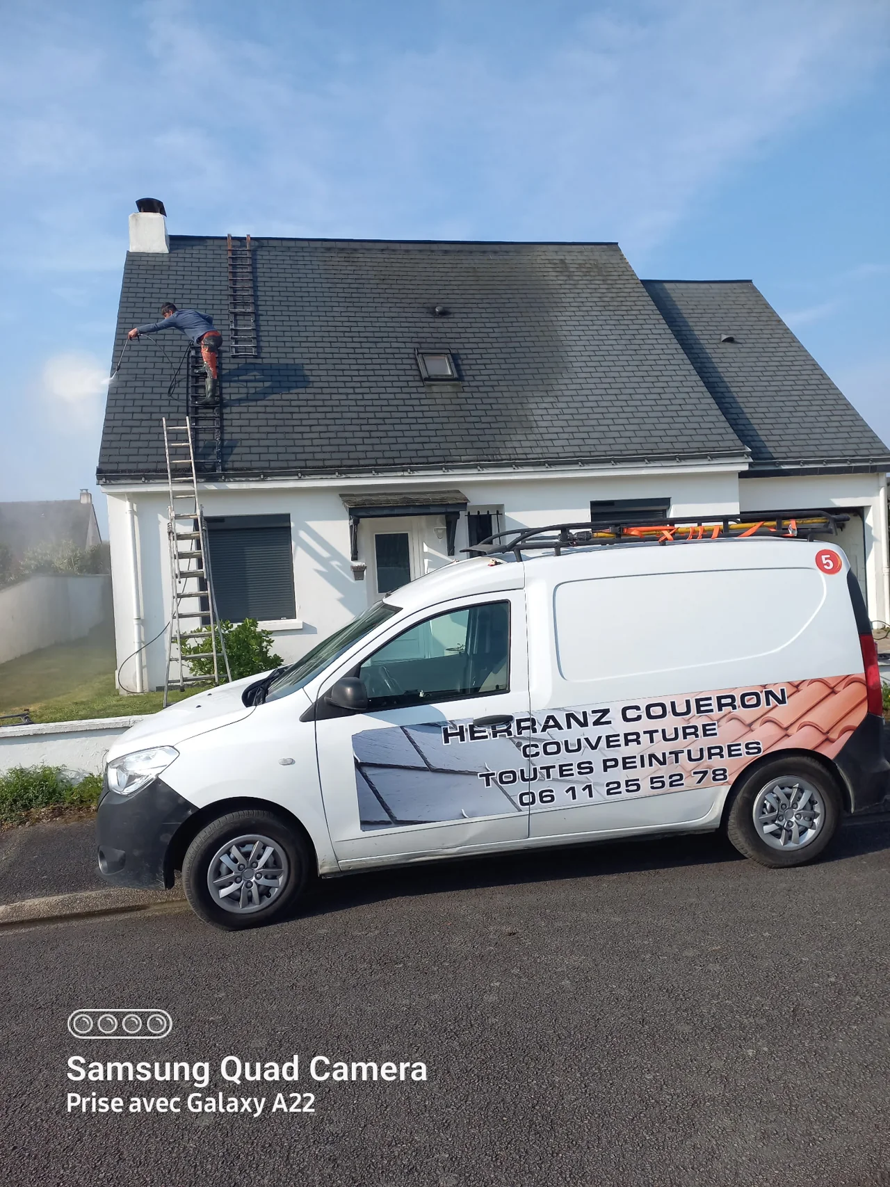Nettoyage d’une toiture avec la camionnette Herranz Couëron devant la maison